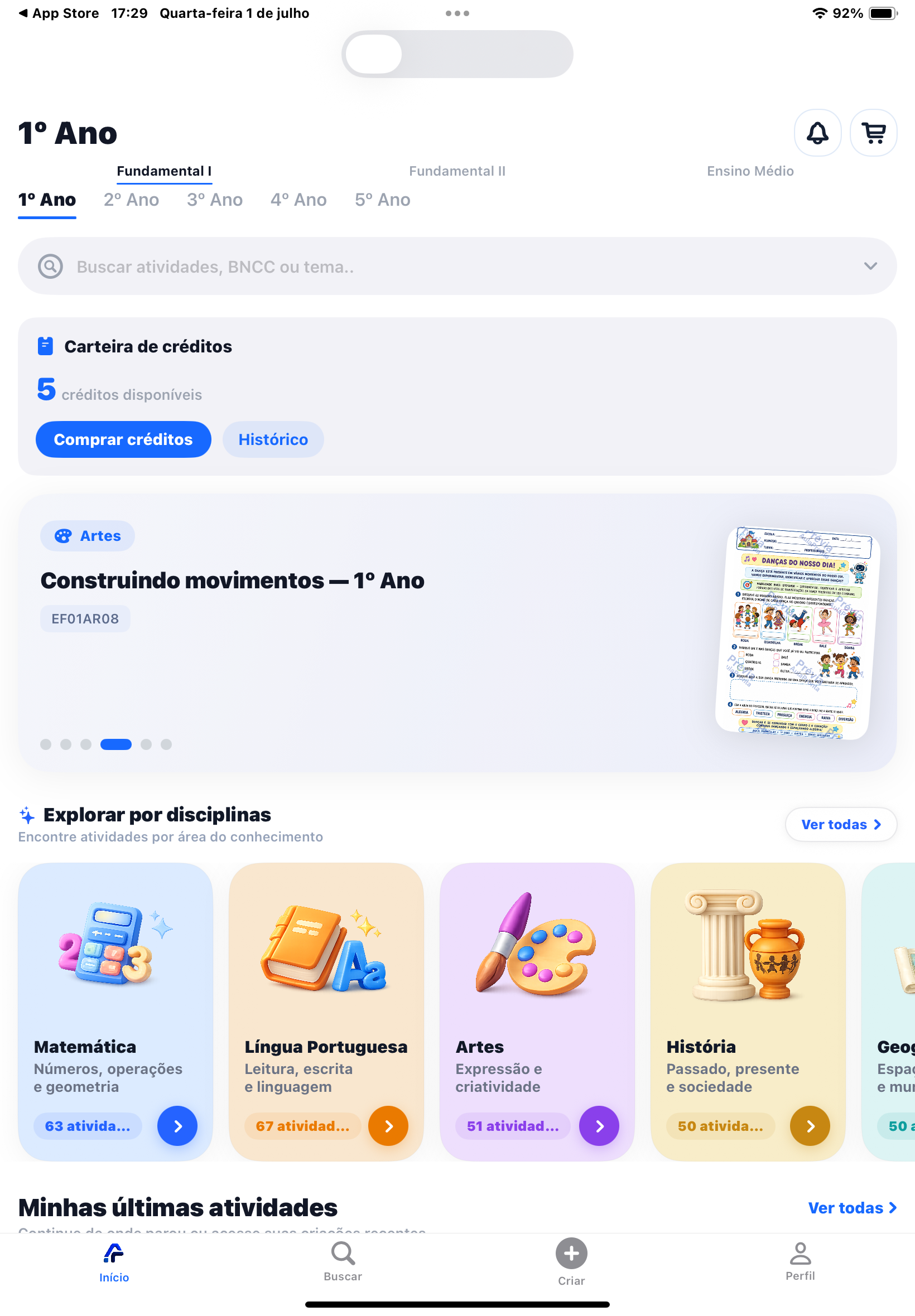 Tela inicial do AulaPronta AI com abas de série, carteira de créditos mostrando 5 créditos disponíveis, atividade em destaque e seção Explorar por disciplinas